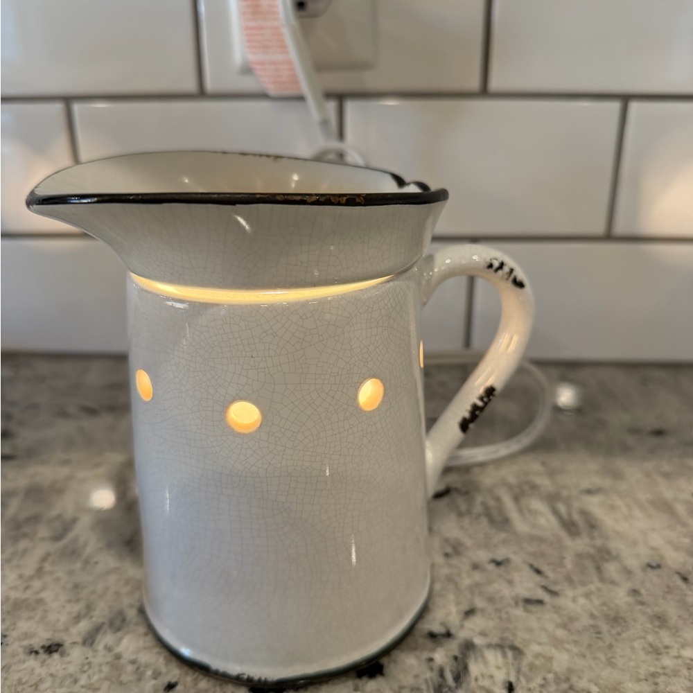 Scentsy White Crackle Glaze Prairie Pitcher Warmer